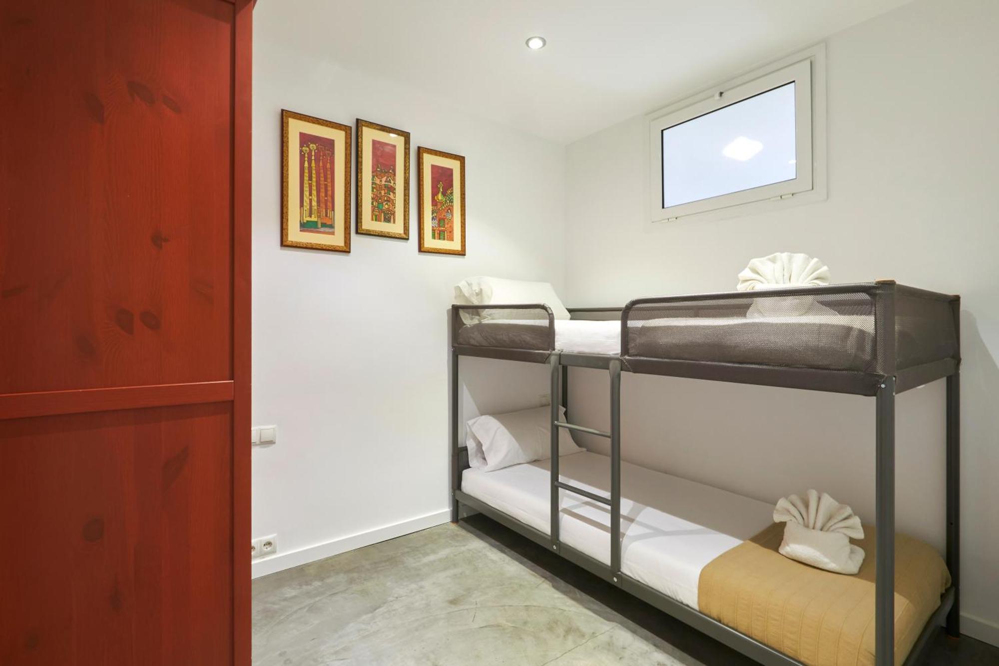 64 Apartment In A Typical Barcelona'S Old Building 외부 사진