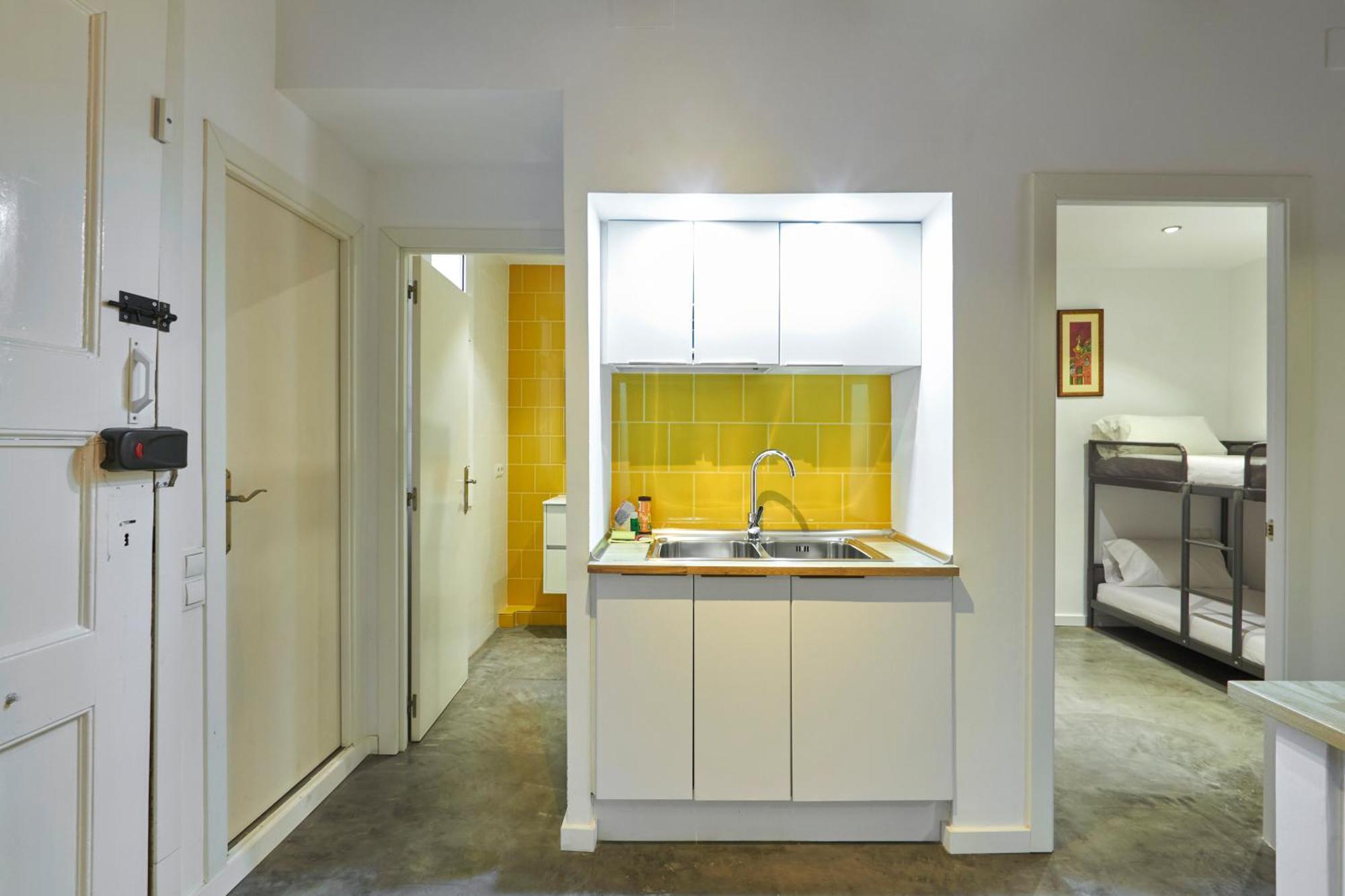 64 Apartment In A Typical Barcelona'S Old Building 외부 사진